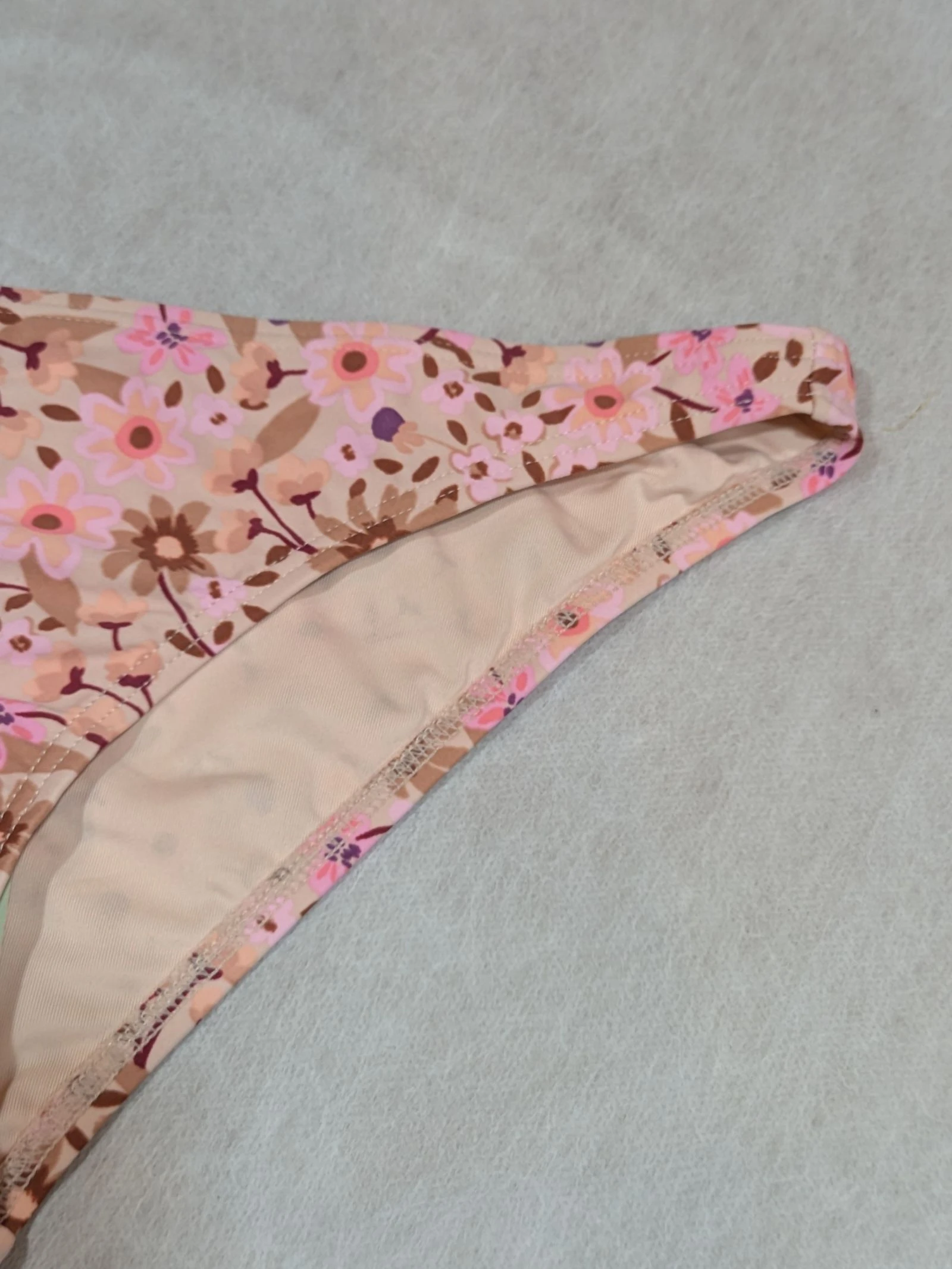 Braguita de bikini de talle bajo con estampado floral en tonos melocotón y marrón. Talla 40 de Green Coast  – photo 3